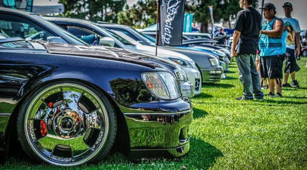 Comment porter des robes longues en soie sans paraître trop formelle ?