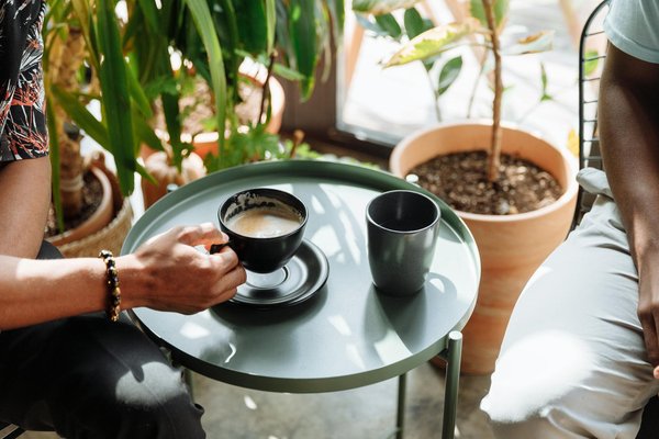Quelles sont les meilleures façons de porter des sandales à talons avec une tenue de cocktail?